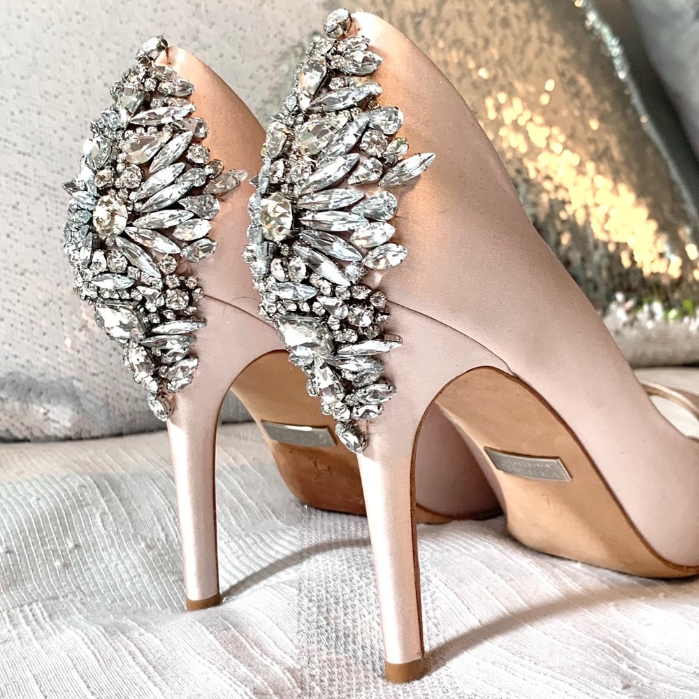 Jewelled peep toe pump by Badgley Mischka / 7 US